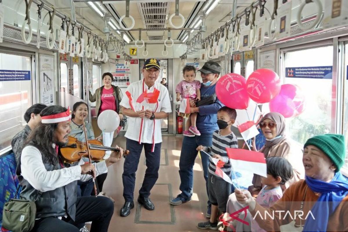 KAI Commuter bagikan bendera untuk meriahkan HUT RI