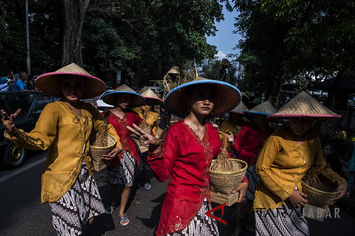 Ragam baju adat Sunda wanita dan aksesorisnya