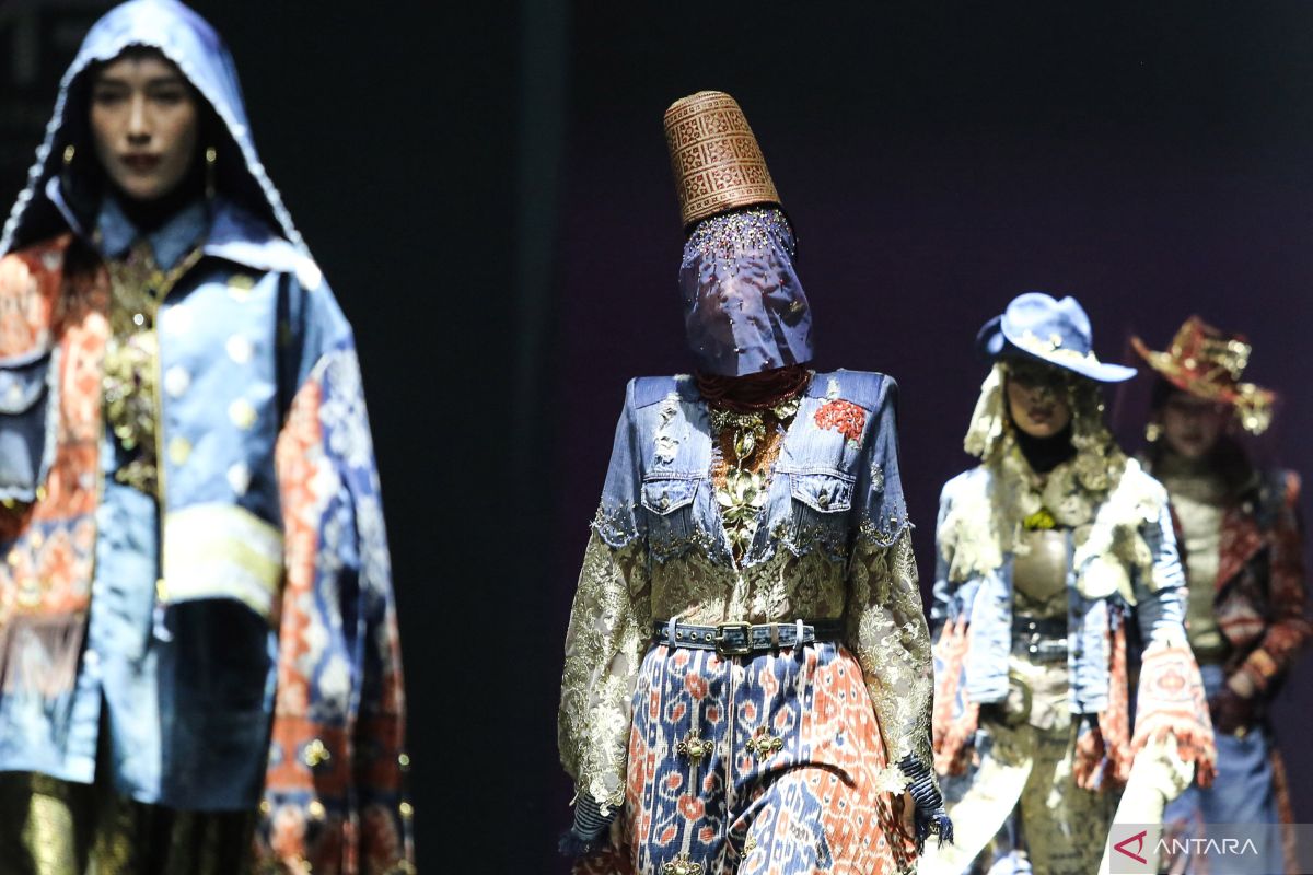 Peragaan busana Indonesia International Modest Fashion Festival di Jakarta